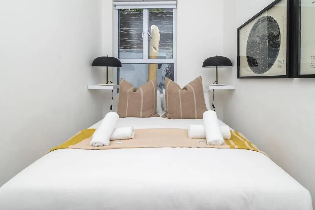 Contemporary Two Bedroom House In Greenpoint Cape Town