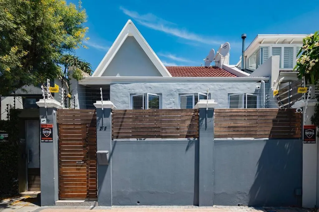 Contemporary Two Bedroom House In Greenpoint Cape Town 0*,