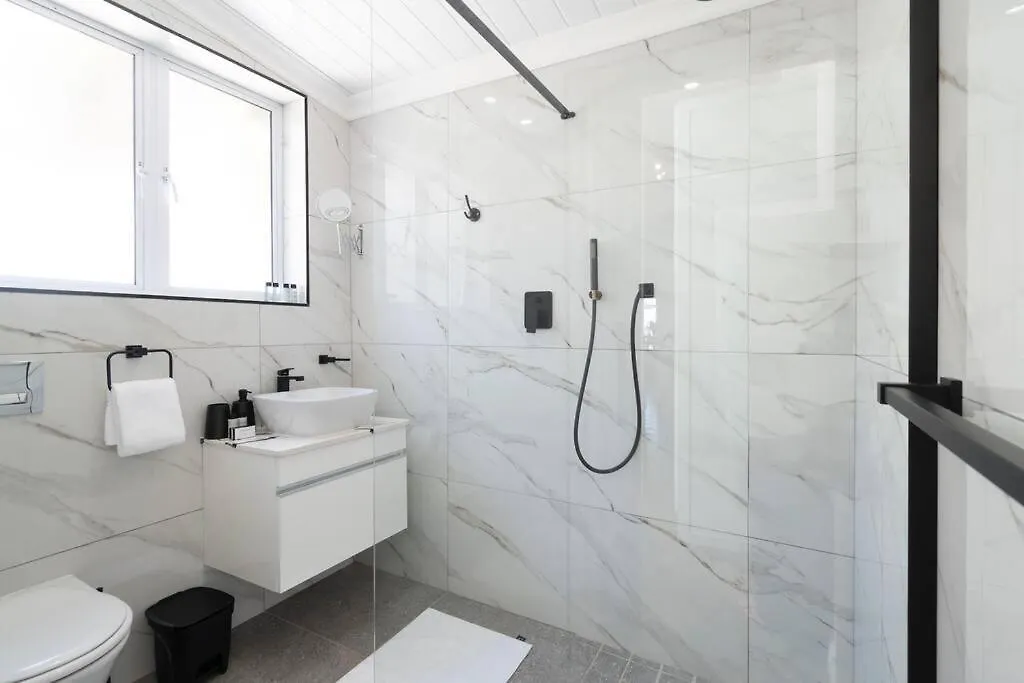 Contemporary Two Bedroom House In Greenpoint Cape Town 0*,