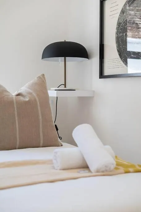 Contemporary Two Bedroom House In Greenpoint Cape Town 0*,