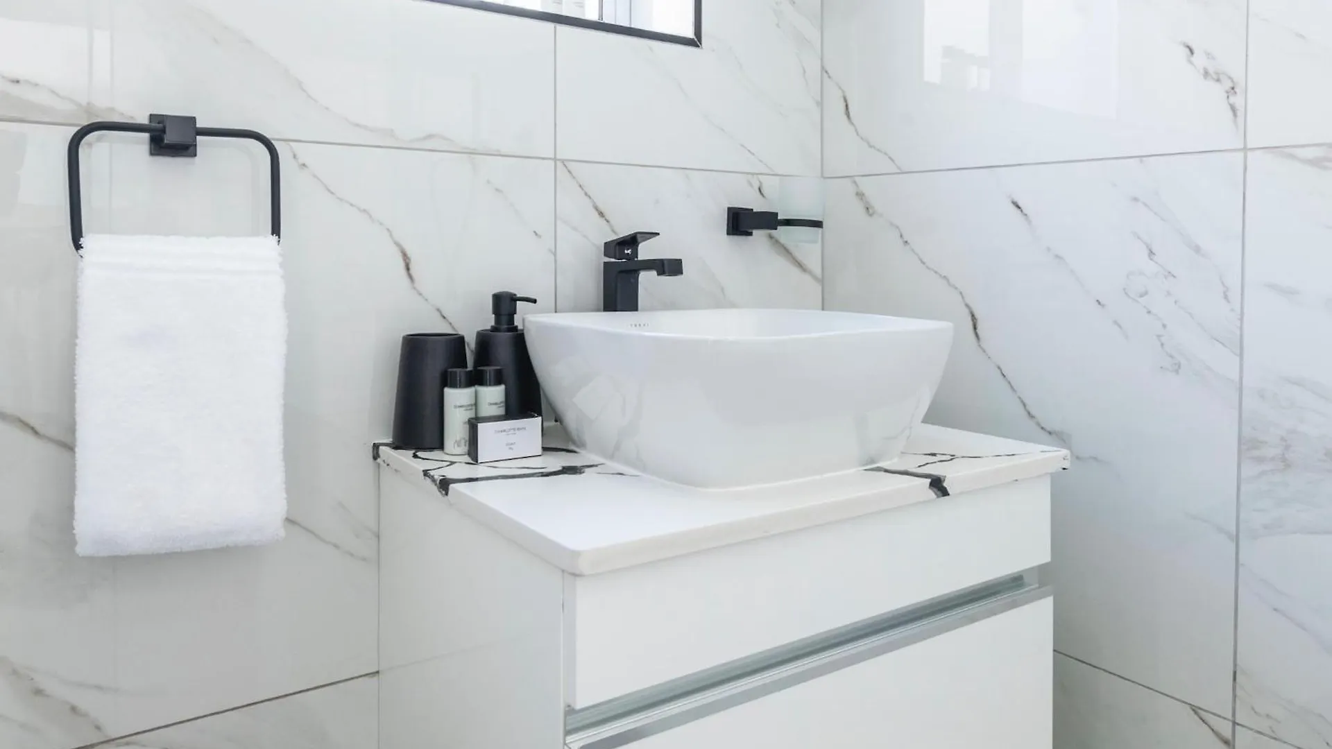 Contemporary Two Bedroom House In Greenpoint Cape Town